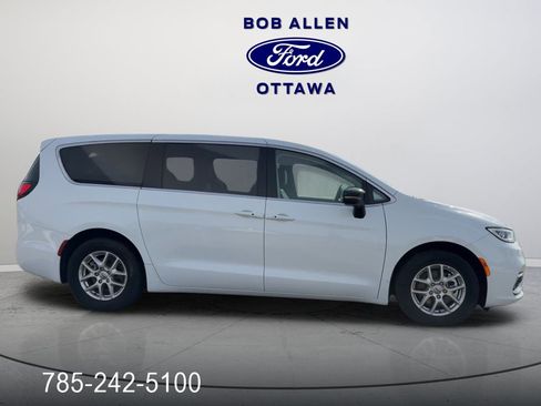 Used 2024 Chrysler Pacifica Touring-L image 12