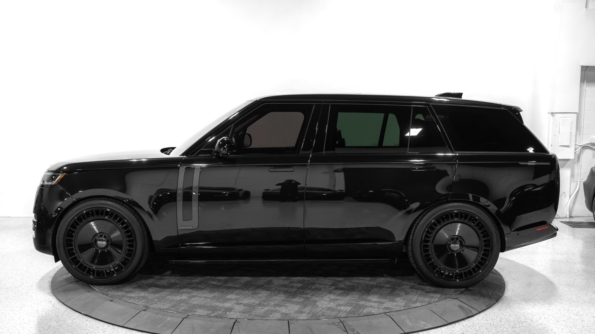 Used 2025 Land Rover Range Rover Long Wheelbase Autobiography AWD/4WD image 3