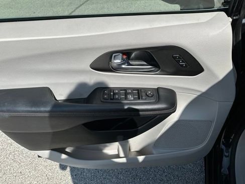 Used 2020 Chrysler Pacifica Touring-L Plus FWD image 23