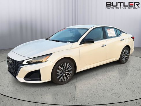 Used 2025 Nissan Altima 2.5 SV FWD image 2