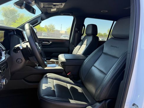 Used 2025 GMC Yukon XL Denali image 13