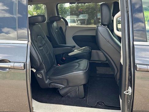 Used 2017 Chrysler Pacifica Limited image 16