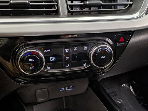 Used 2025 Chevrolet Trax LT w/ LT Convenience Package FWD image 17