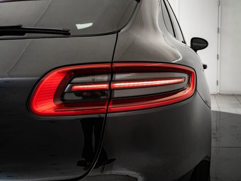 Used 2018 Porsche Macan image 21