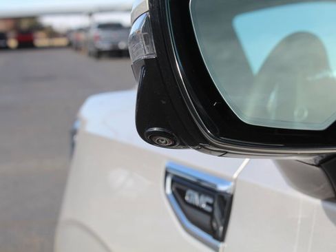 Used 2023 GMC Yukon SLT w/ SLT Luxury Package image 17