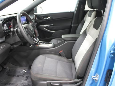 Used 2025 Chevrolet Trax RS image 3