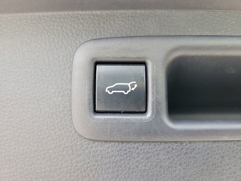 Used 2024 Toyota Highlander LE FWD image 9