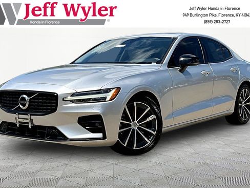 Used 2022 Volvo S60 B5 Momentum AWD/4WD image 1