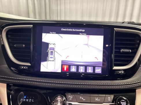 Used 2023 Chrysler Pacifica Touring-L image 17