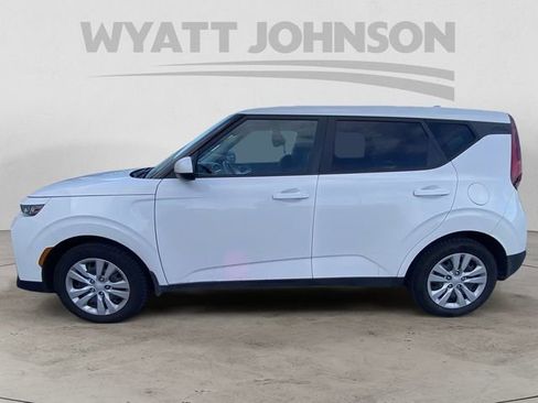 Used 2022 Kia Soul LX FWD image 3