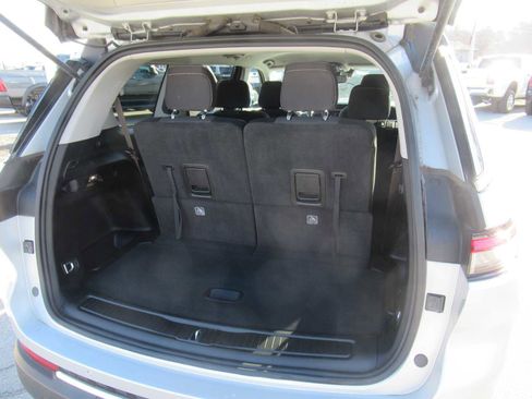 Used 2023 Jeep Grand Cherokee L Laredo image 5