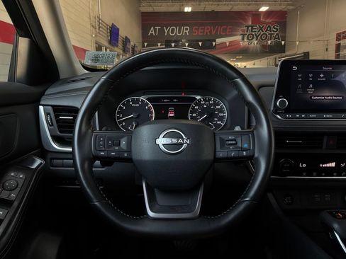 Used 2025 Nissan Rogue SV FWD image 31