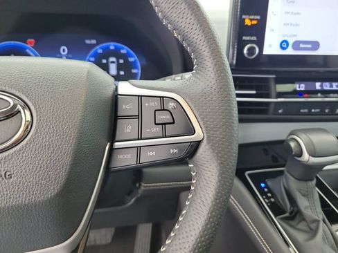 Used 2025 Toyota Sienna XSE FWD image 26
