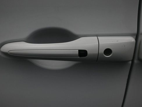 Used 2024 Chrysler Pacifica Touring-L image 15