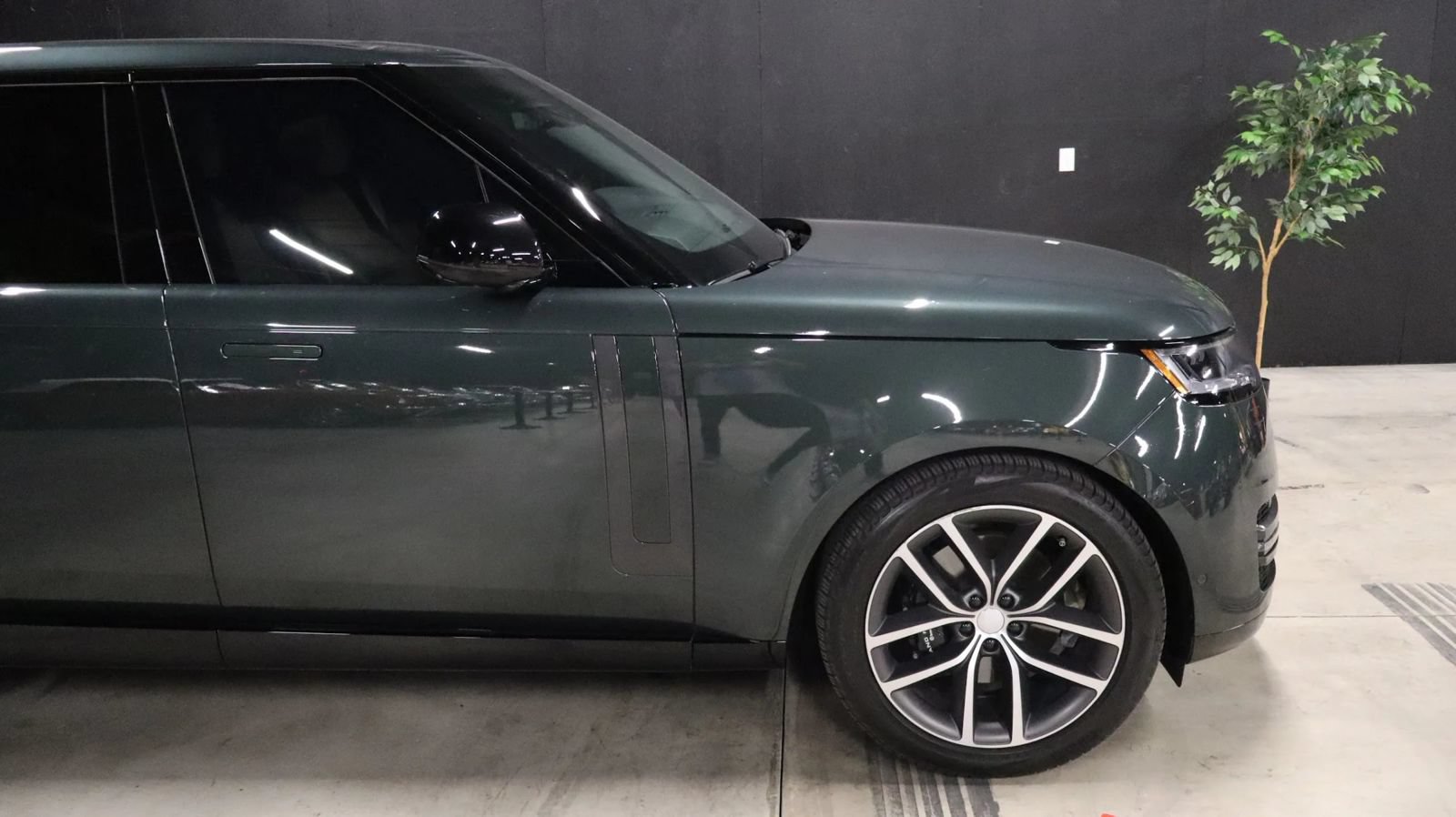Used 2025 Land Rover Range Rover Long Wheelbase SE AWD/4WD image 13