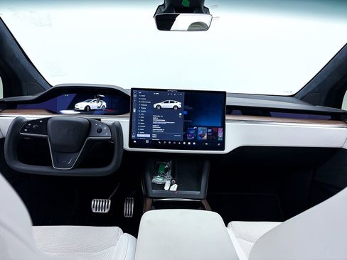 Used 2022 Tesla Model X image 25
