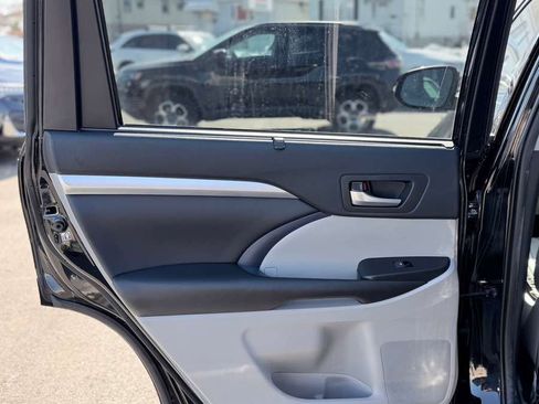 Used 2019 Toyota Highlander XLE AWD/4WD image 25