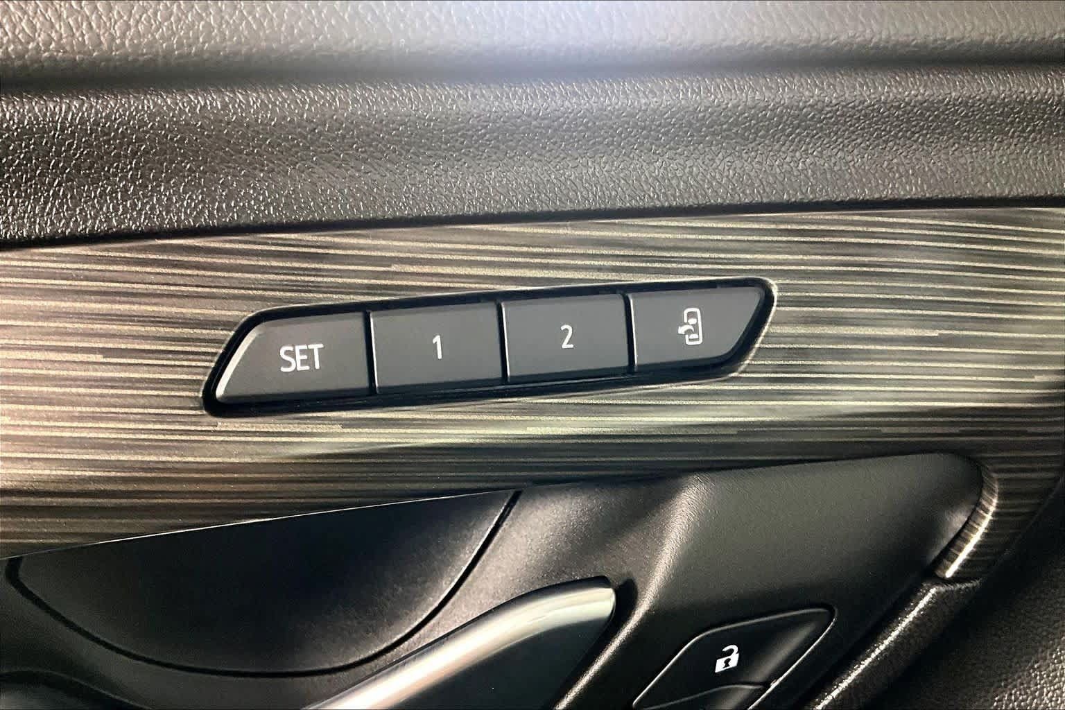Used 2024 GMC Terrain SLT AWD/4WD image 31