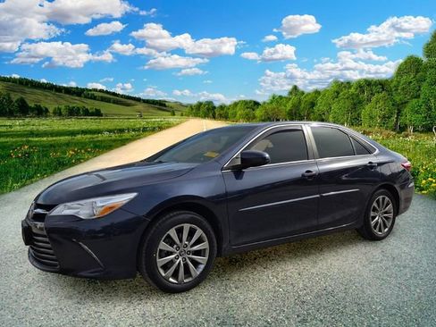 Used 2017 Toyota Camry XLE w/ Moonroof Package FWD image 3