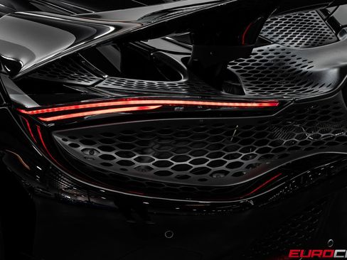 Used 2022 McLaren 765LT RWD image 23