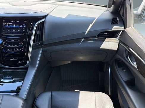 Used 2018 Cadillac Escalade Platinum AWD/4WD image 28