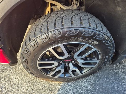 Used 2022 GMC Sierra 1500 AT4 w/ AT4 Premium Package AWD/4WD image 8