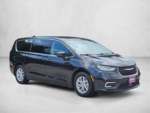 Used 2023 Chrysler Pacifica Touring-L FWD image 3
