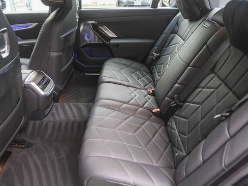 Used 2025 BMW i7 eDrive50 w/ M Sport Package image 15