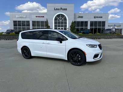 New 2025 Chrysler Pacifica Limited w/ Uconnect Theater Family Group