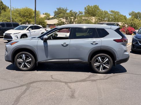Used 2025 Nissan Rogue SL FWD image 2