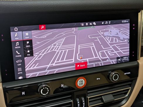 Certified 2026 Porsche Macan AWD/4WD image 34