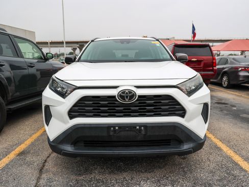 Used 2021 Toyota RAV4 LE FWD image 4