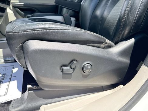 Used 2018 Chrysler Pacifica Touring-L FWD image 12
