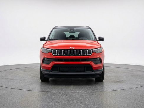 Used 2025 Jeep Compass Latitude AWD/4WD image 2