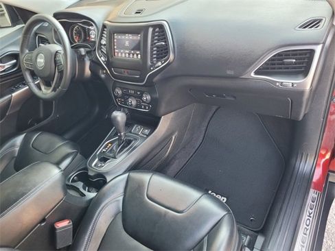 Certified 2019 Jeep Cherokee Latitude Plus w/ Comfort/Convenience Group image 17