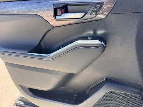 Used 2026 Toyota Highlander Limited image 17