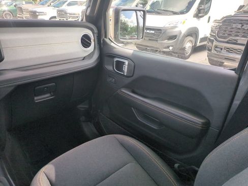 Used 2025 Jeep Wrangler Unlimited Sahara AWD/4WD image 18