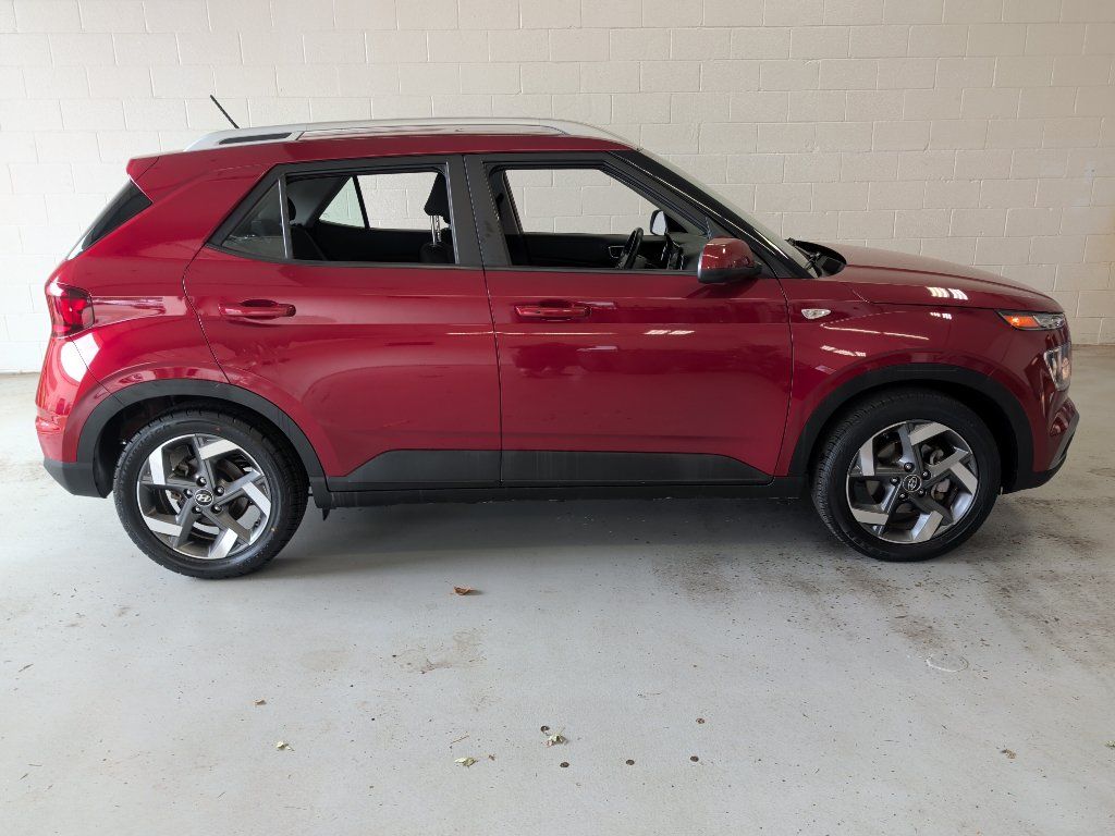 Used 2025 Hyundai Venue SEL FWD image 2