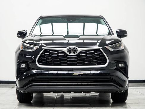 Used 2025 Toyota Highlander LE FWD image 8