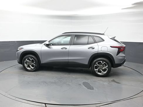 Used 2025 Chevrolet Trax LT FWD image 4