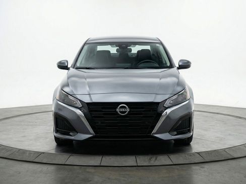 Used 2025 Nissan Altima 2.5 SV image 2