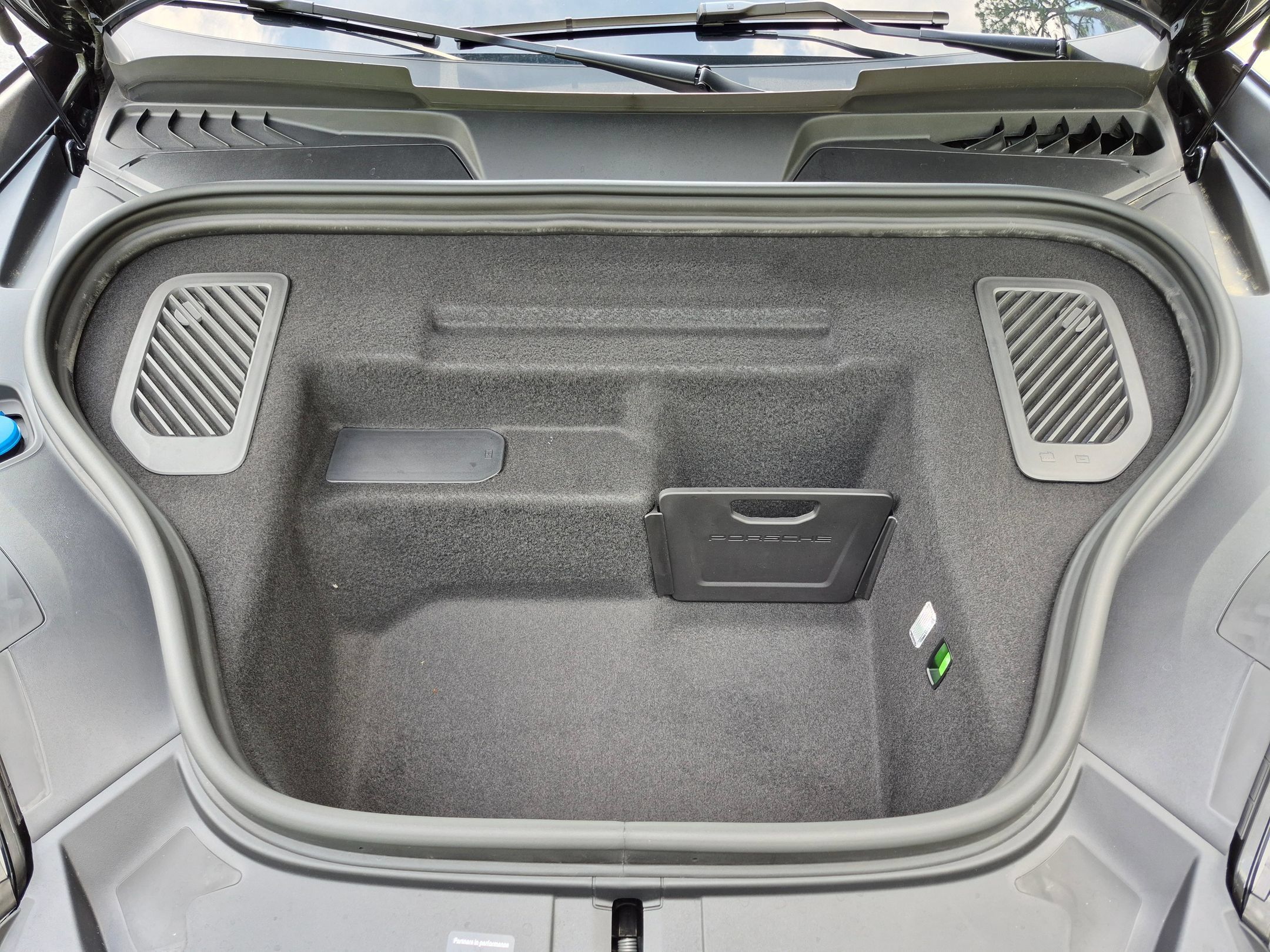 Certified 2025 Porsche Macan 4S Electric AWD/4WD image 37