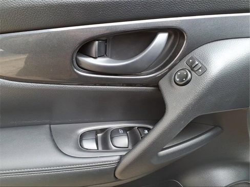 Used 2019 Nissan Rogue S image 11