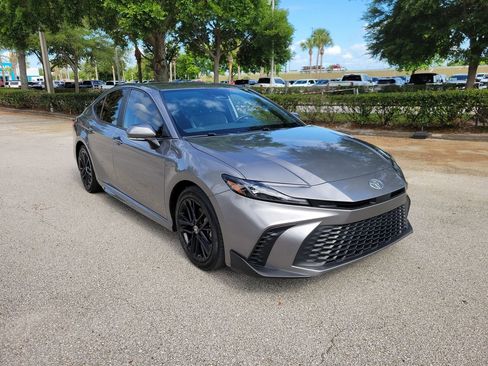 Used 2025 Toyota Camry SE image 2