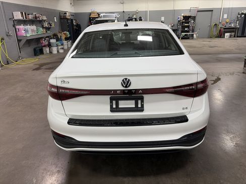 Certified 2025 Volkswagen Jetta SE image 4
