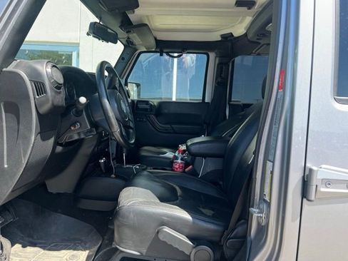 Used 2017 Jeep Wrangler Unlimited Sahara AWD/4WD image 6