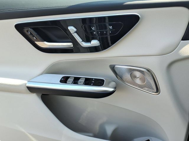 Used 2025 Mercedes-Benz GLC 300 4MATIC image 19