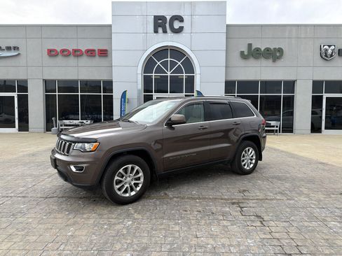 Used 2021 Jeep Grand Cherokee Laredo image 1