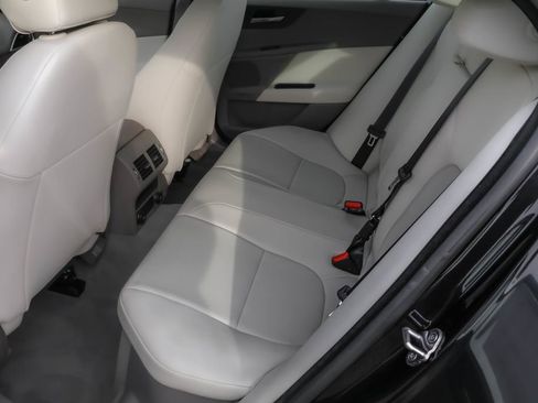 Used 2018 Jaguar XE Premium image 25