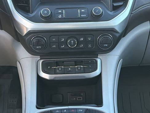 Used 2021 GMC Acadia SLT w/ Technology Package FWD image 16
